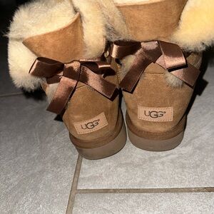 UGG Tan Boots with Shearling and Bows